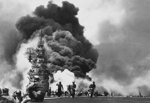 800px-USS_Bunker_Hill_hit_by_two_Kamikazes